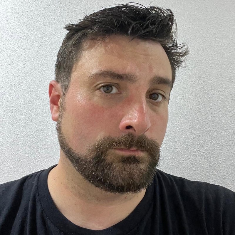 James, profesor nativo de inglés